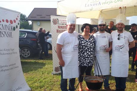 Az LKMNÖK csapata a radamosi Babgulyás-főző versenyen 